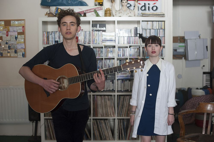Emily Browning y Olly Alexander en God Help the Girl
