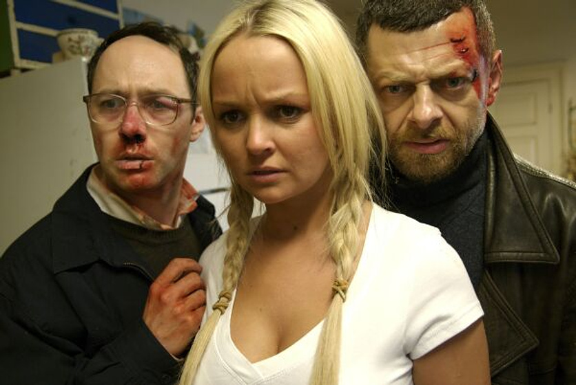 Andy Serkis y Jennifer Ellison en The Cottage