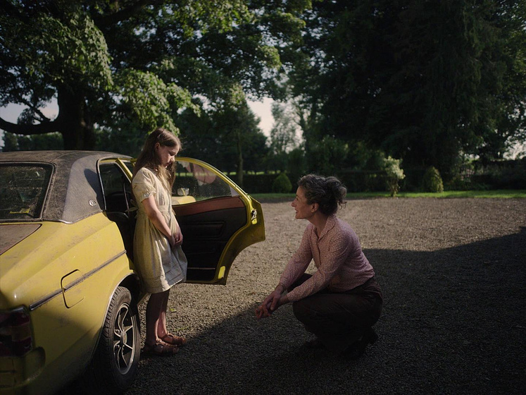 Carrie Crowley y Catherine Clinch en The Quiet Girl