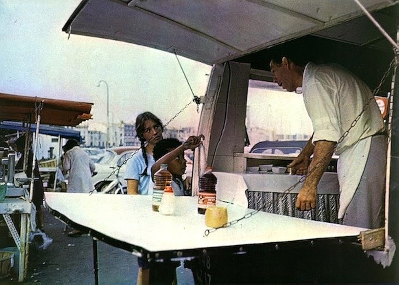 Isabelle Adjani y Claude Amazan en le-petit-bougnat