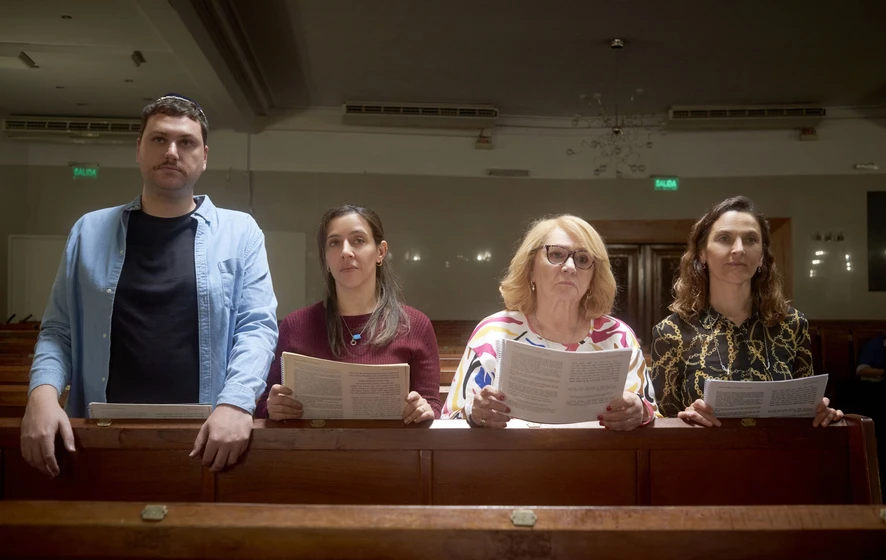 Rita Cortese, Antonia Zegers, Iair Said y Juliana Gattas en los-domingos-mueren-mas-personas