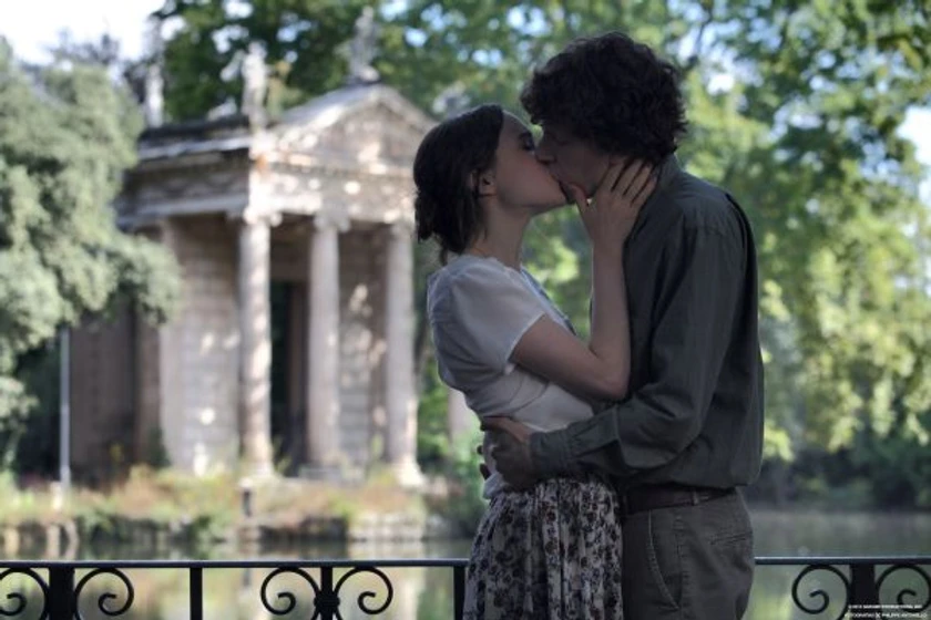 Elliot Page y Jesse Eisenberg en a-roma-con-amor