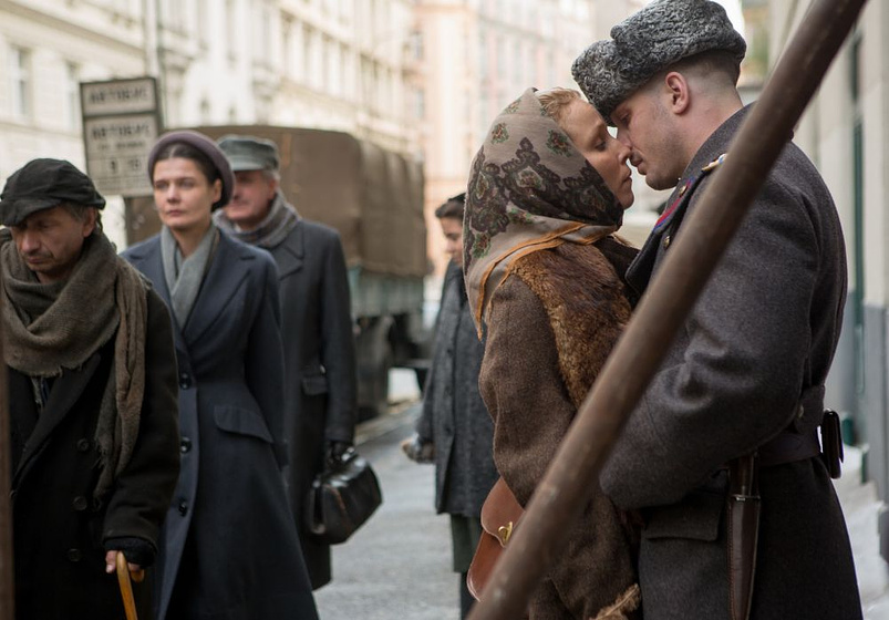 Tom Hardy y Noomi Rapace en El Niño 44
