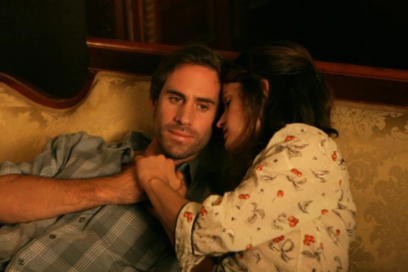 Joseph Fiennes y Elizabeth Reaser en against-the-current