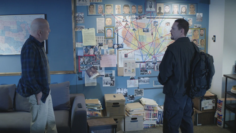 Bruce Willis y Kevin Dillon en bajo-vigilancia-2022