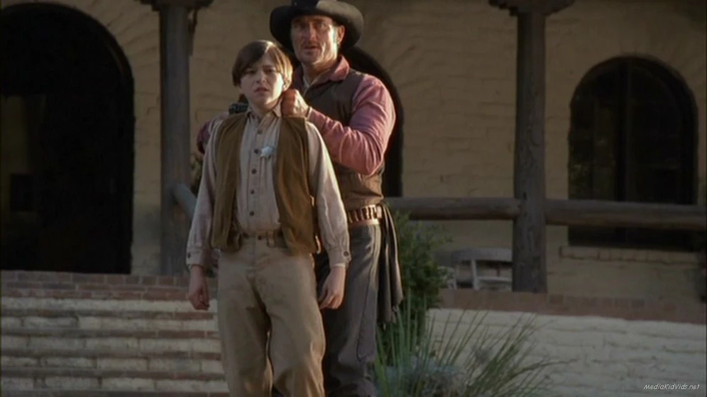 Kim Coates y Wyatt Smith en la-promesa-del-pistolero