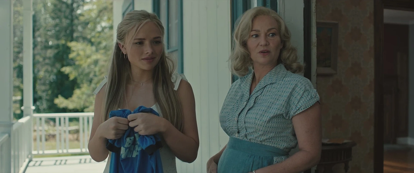Samantha Mathis y Natalie Alyn Lind en Cementerio Viviente: Los Orígenes