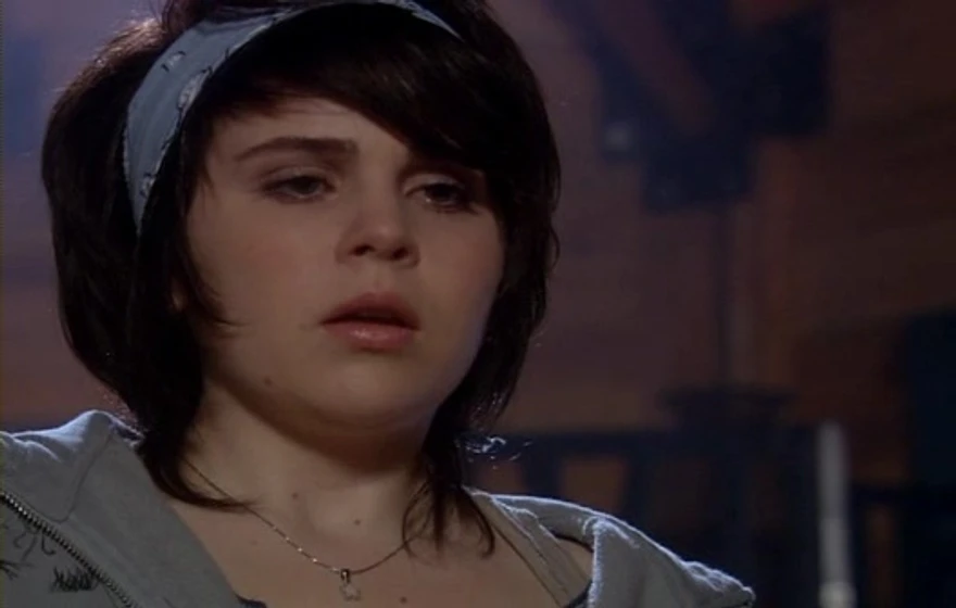 Mae Whitman en un-enemigo-en-casa