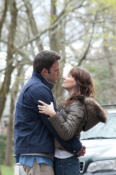 Ben Affleck y Rosemarie DeWitt en The Company Men