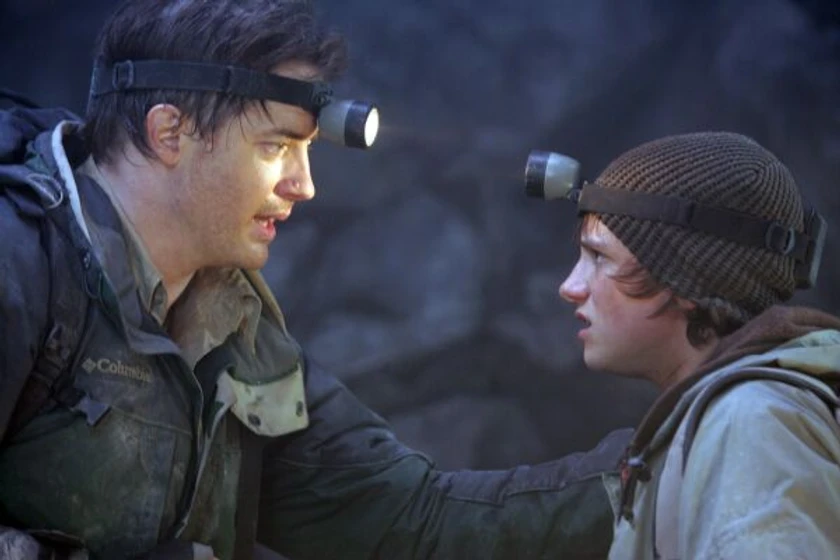 Brendan Fraser y Josh Hutcherson en viaje-al-centro-de-la-tierra-2008