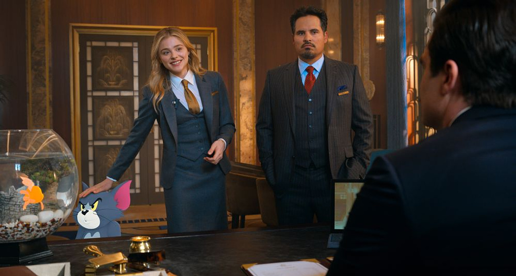 Michael Peña y Chloë Grace Moretz en Tom y Jerry