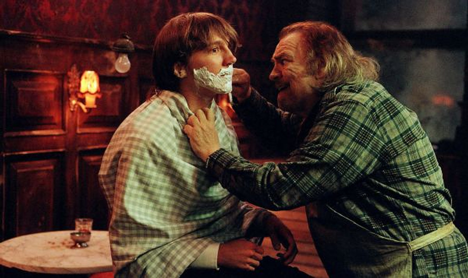 Brian Cox y Paul Dano en The Good Heart (Un Buen Corazón)