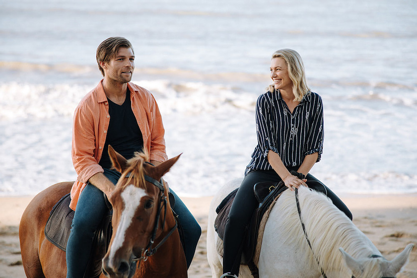 Liam McIntyre y Saskia Hampele en Mi Pequeño Amor (La Magia de la Isla)
