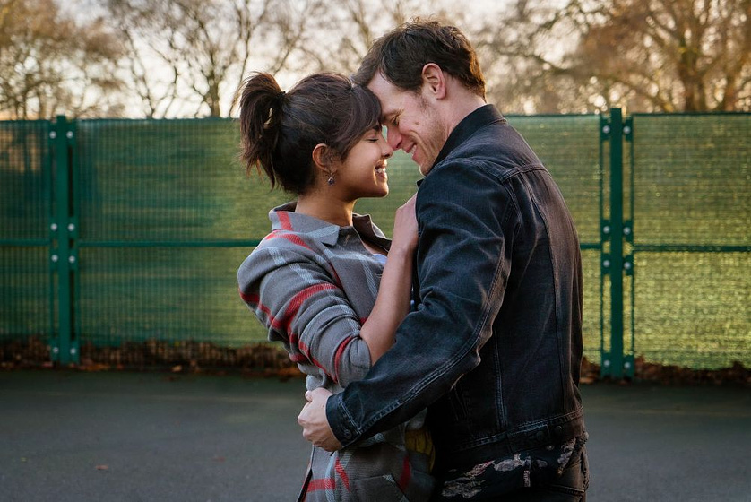 Sam Heughan y Priyanka Chopra Jonas en Love Again