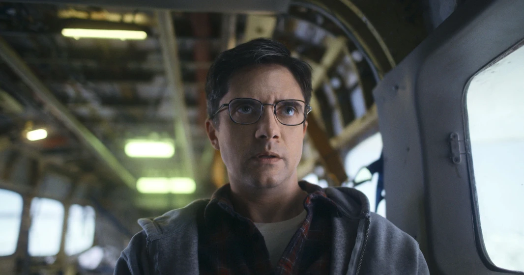 Topher Grace en amenaza-en-el-aire