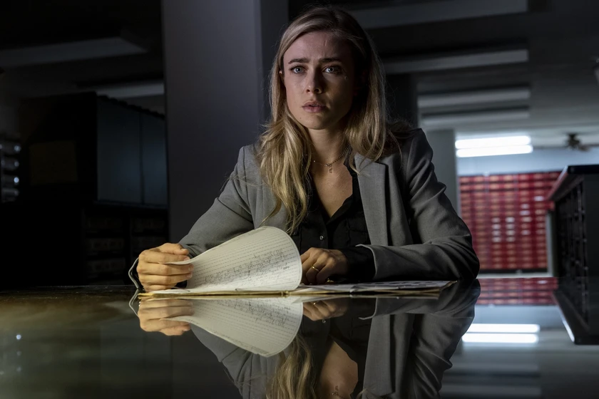 Melissa Roxburgh en jaula-mental