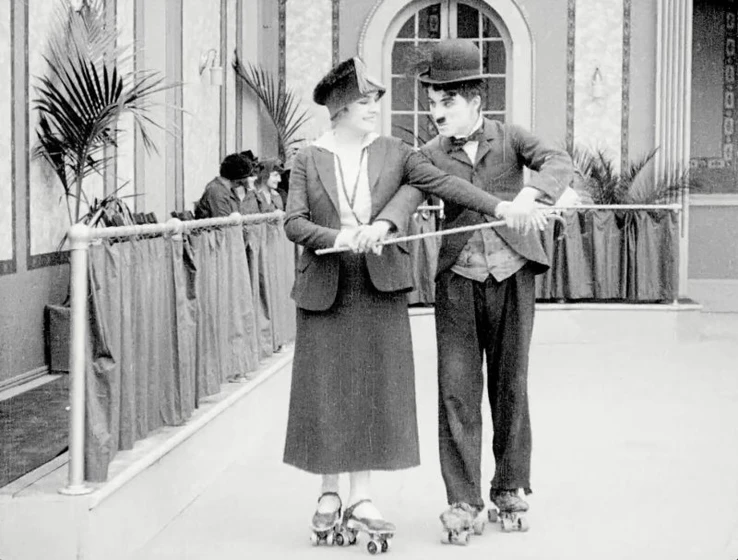 Charles Chaplin y Edna Purviance en charlot-heroe-del-patin
