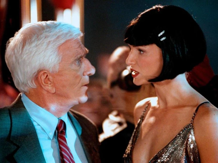 Leslie Nielsen y Alexandra Kamp-Groeneveld en 2001-despega-como-puedas