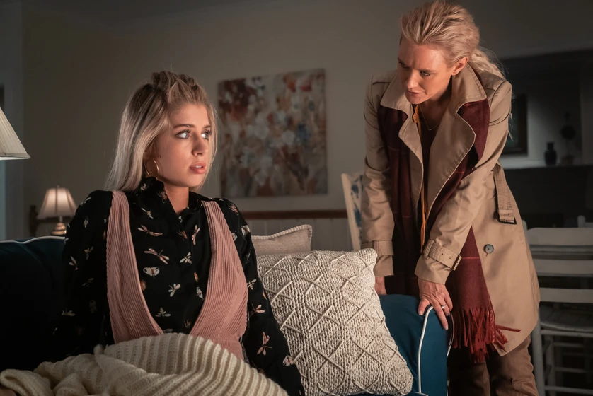 Nicky Whelan y Alexandria Deberry en secretos-en-el-lago