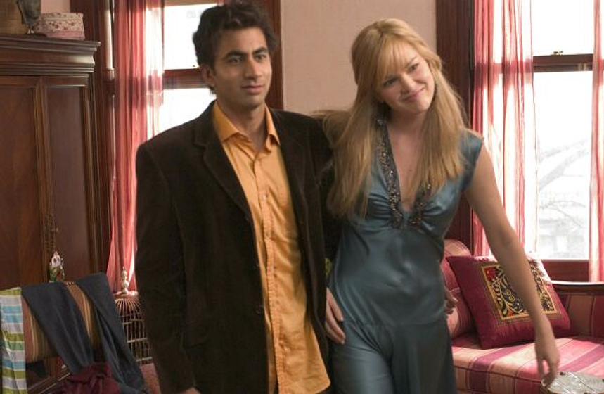 Kal Penn y Jacinda Barrett en El Buen Nombre