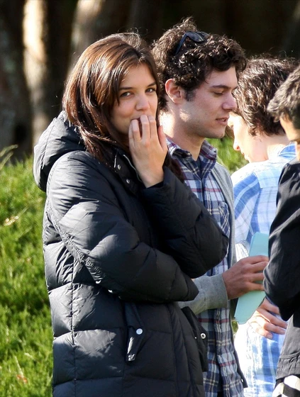 Katie Holmes y Adam Brody en the-romantics