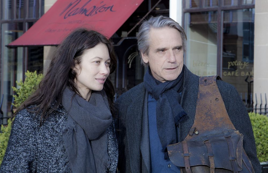 Jeremy Irons y Olga Kurylenko en La Correspondencia