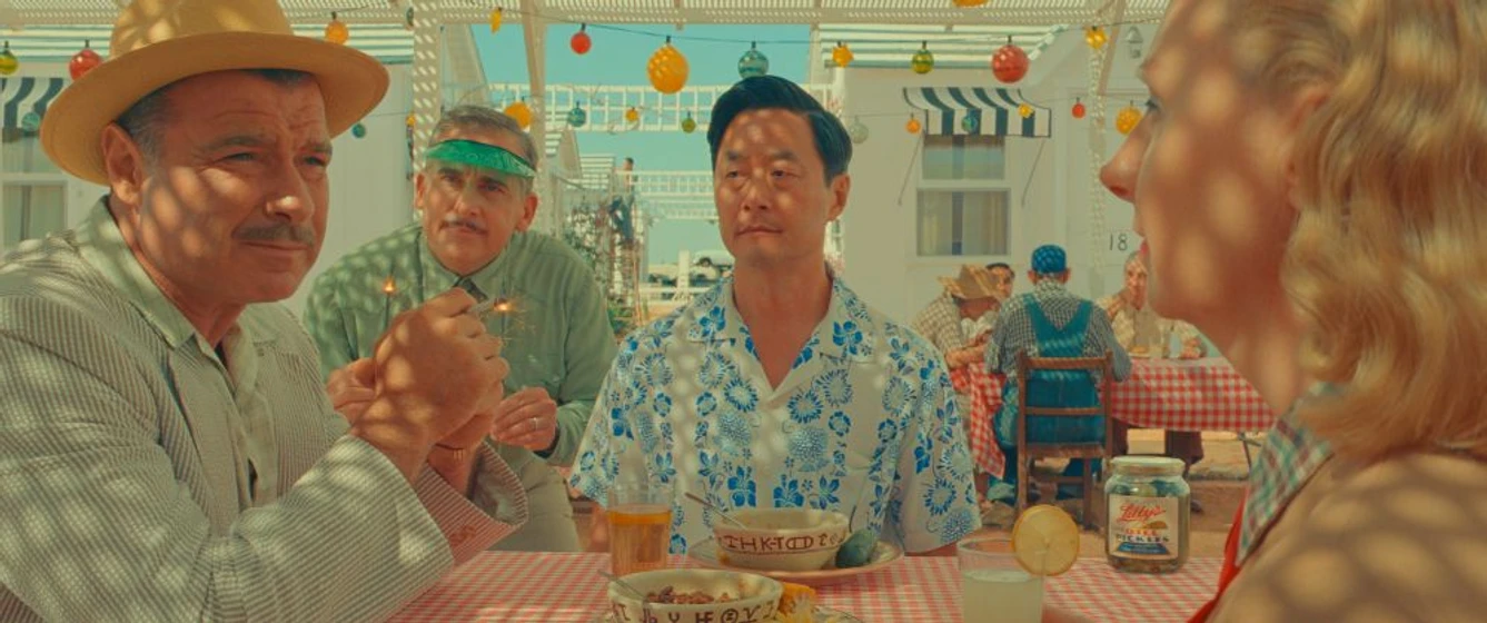 Hope Davis, Liev Schreiber, Steve Carell y Steve Park en asteroid-city