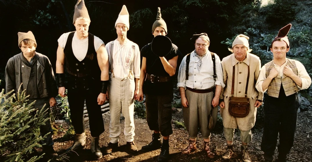 Imagen de 7-dwarves-men-alone-in-the-woods