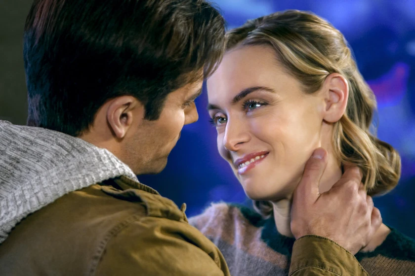 Rachel Skarsten y Brant Daugherty en amor-sin-tiempo