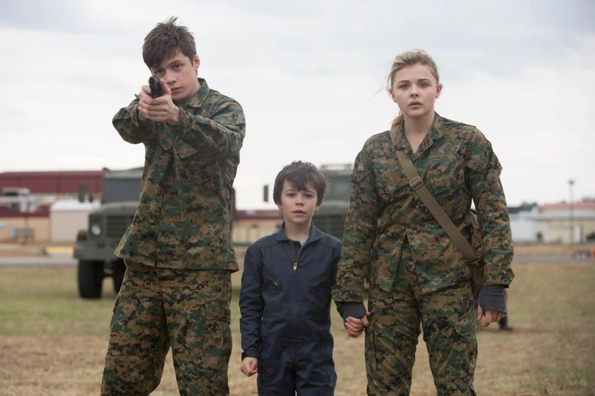 Chloë Grace Moretz, Nick Robinson y Zackary Arthur en la-quinta-ola