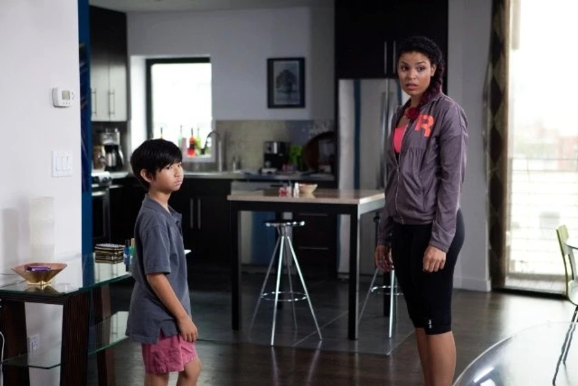 Ethan Dizon y Jordin Sparks en The Inevitable Defeat of Mister and Pete