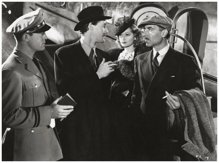 John Carradine, Joseph Calleia, Lucille Ball y Chester Morris en volvieron-cinco