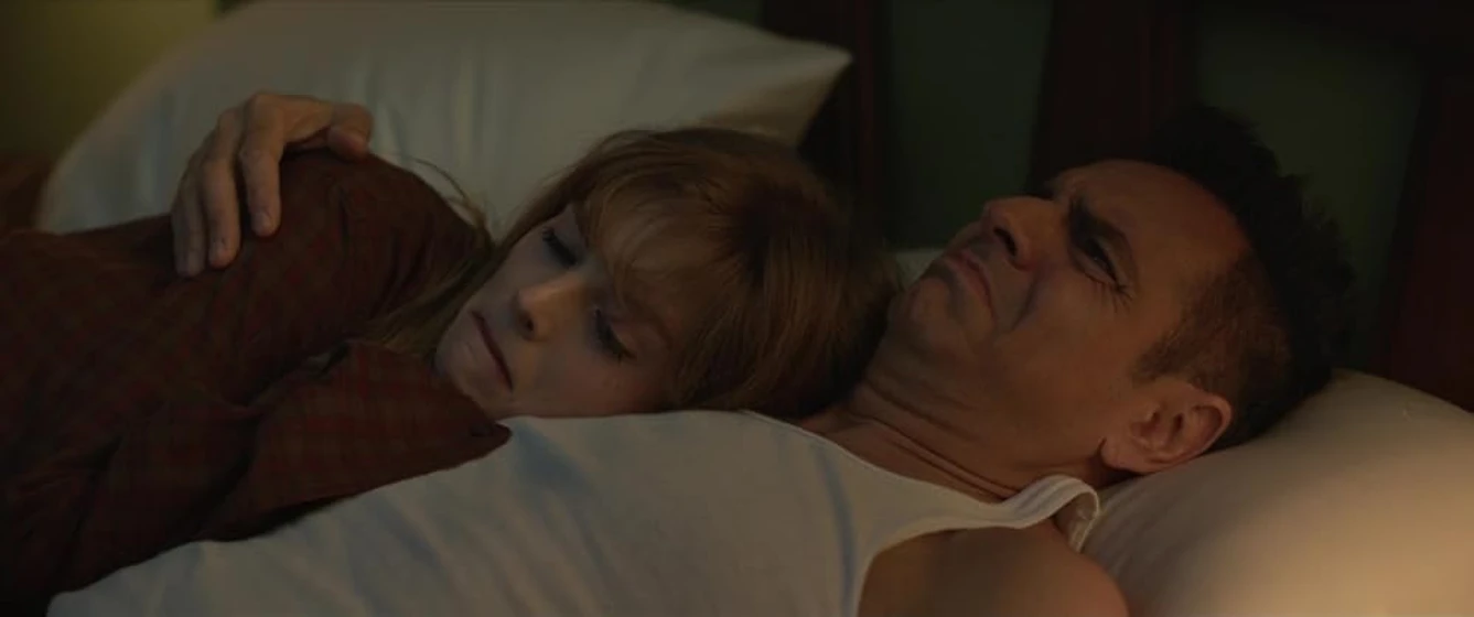 Eugenio Derbez y Samara Weaving en el-aparcacoches