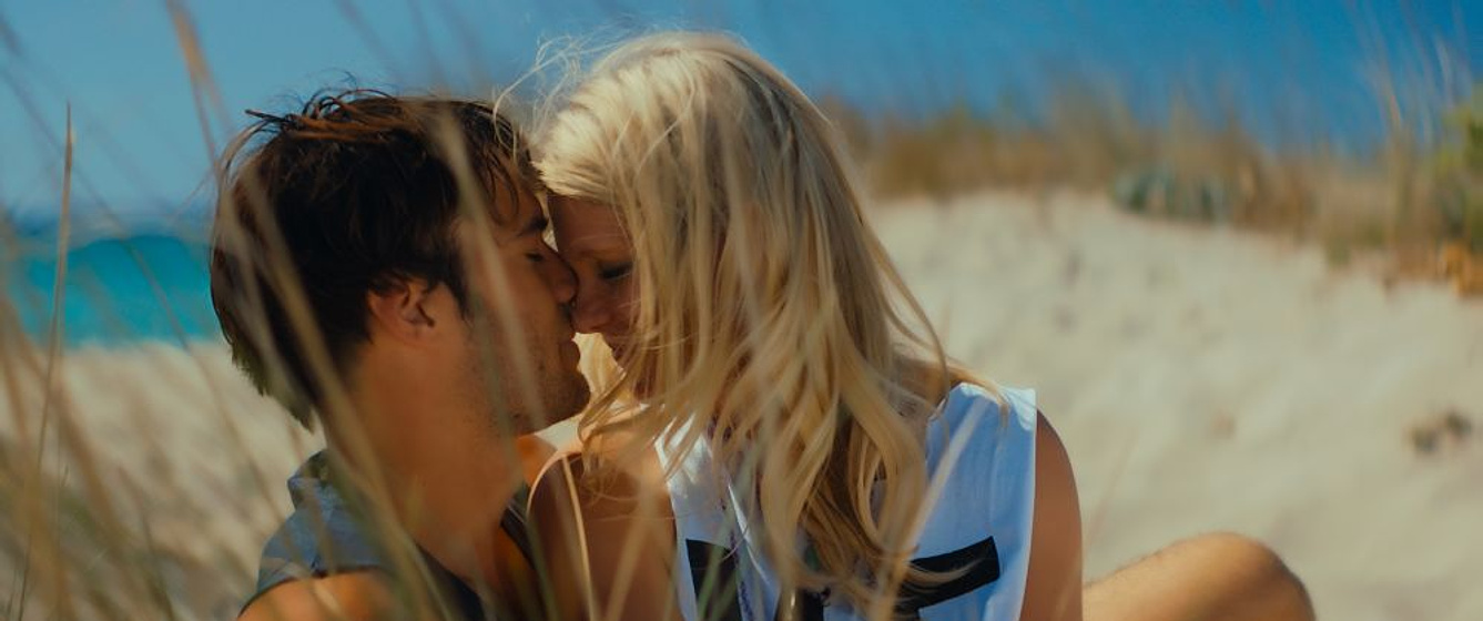 Giulio Berruti y Hannah Arterton en Walking on Sunshine