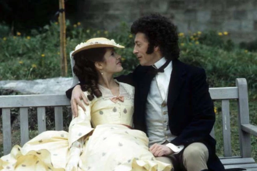 Carrie Fisher y Robert Powell en frankenstein-1984
