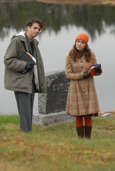 Rose Byrne y Jay Baruchel en just-buried