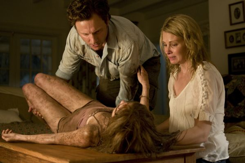 Tony Goldwyn, Monica Potter y Sara Paxton en La Última Casa a la Izquierda