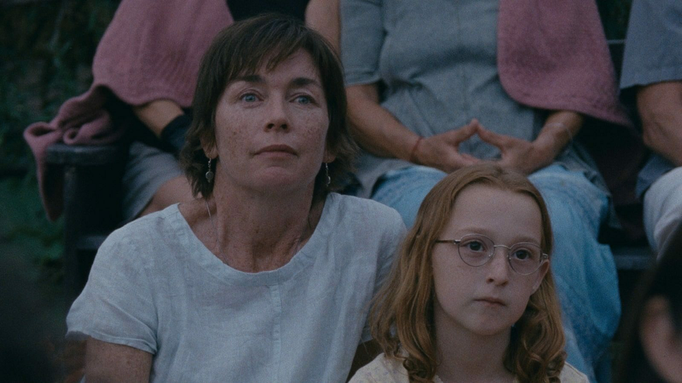 Julianne Nicholson y Zoe Ziegler en El Planeta de Janet
