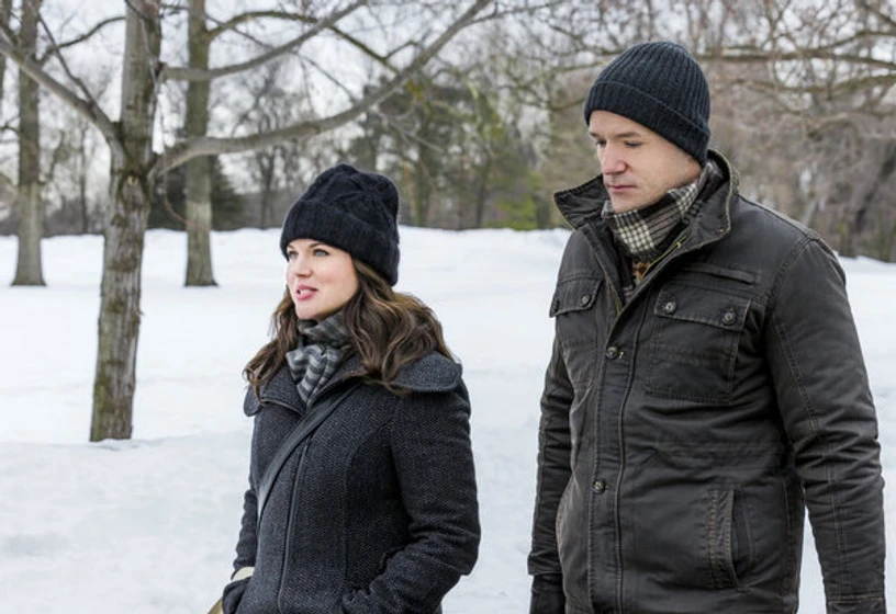 Josh Hopkins y Tiffani Thiessen en northpole