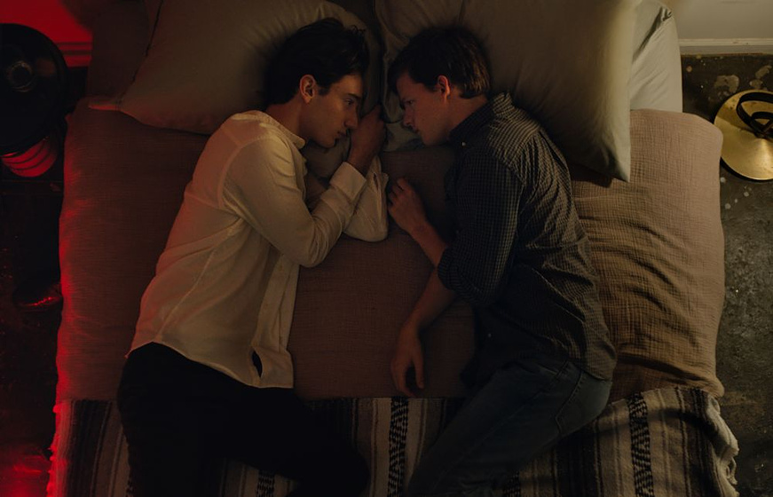 Lucas Hedges y Théodore Pellerin en Identidad Borrada