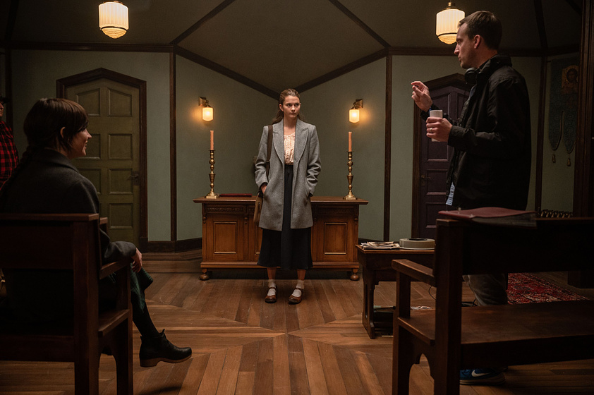 Chloe East, Scott Beck y Sophie Thatcher en Heretic (Hereje) (Rodaje)