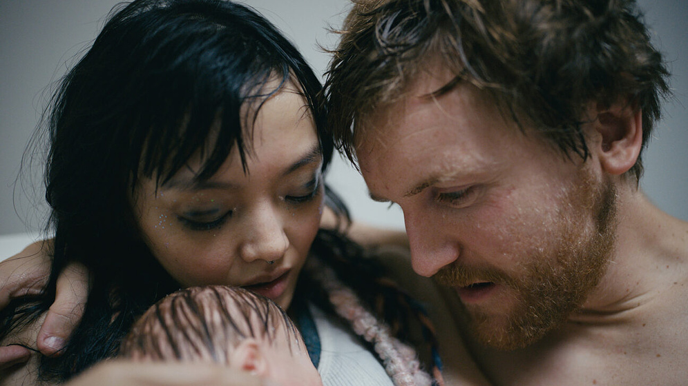 Rila Fukushima y Elliott Crosset Hove en Electric Child