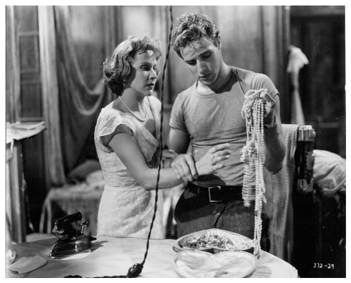 Marlon Brando y Kim Hunter en Un Tranvía Llamado Deseo