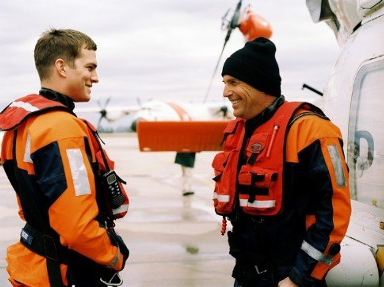 Kevin Costner y Ashton Kutcher en Guardianes de Altamar