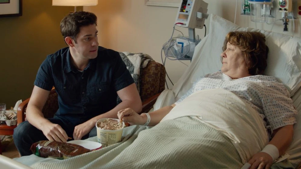 Margo Martindale y John Krasinski en los-hollar