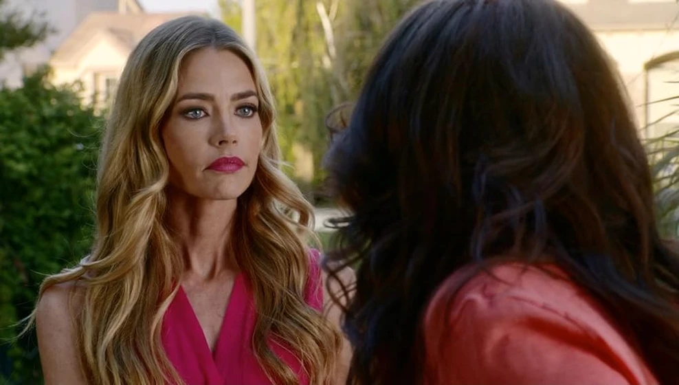Denise Richards en absolucion-fatal