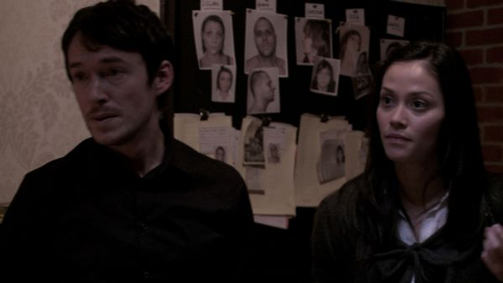 Simon Quarterman y Isabella Rossi en Devil Inside