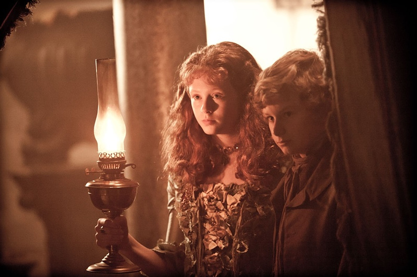 Toby Irvine y Helena Barlow en Grandes Esperanzas