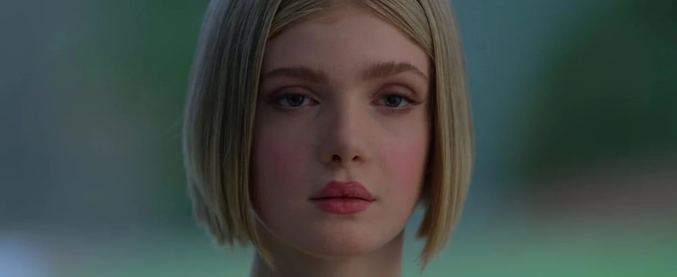 Elena Kampouris en como-una-esposa-wifelike