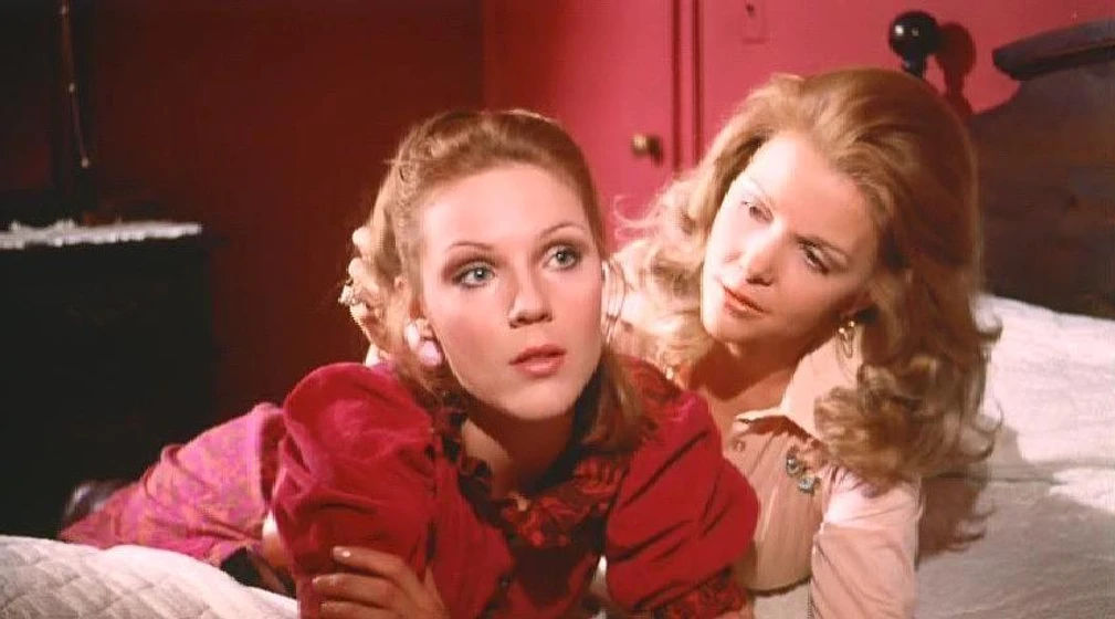 Mary Mendum y Jennifer Jordan en abigail-lesley-is-back-in-town